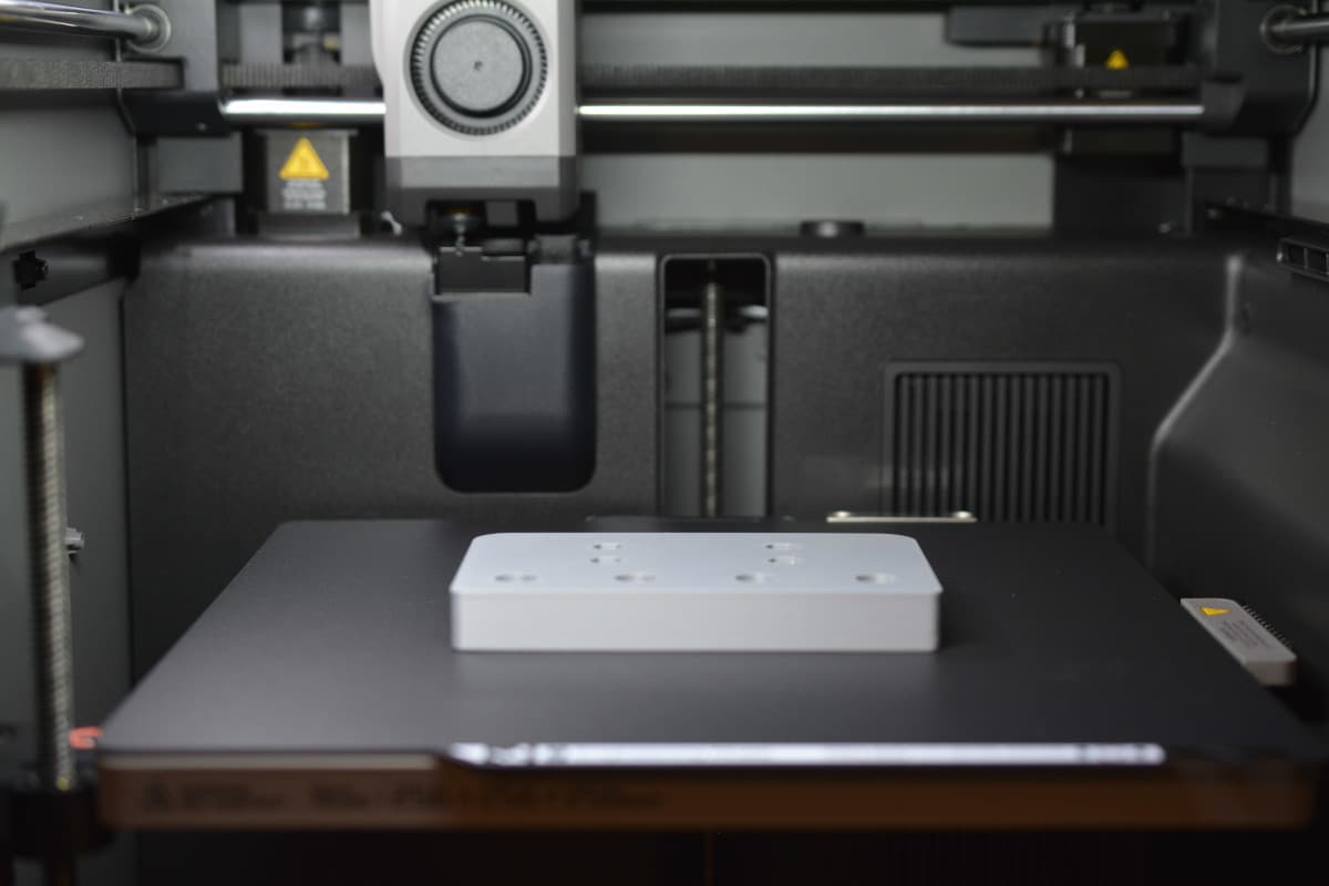 Protótipos impressos em 3D e peças cortadas a laser